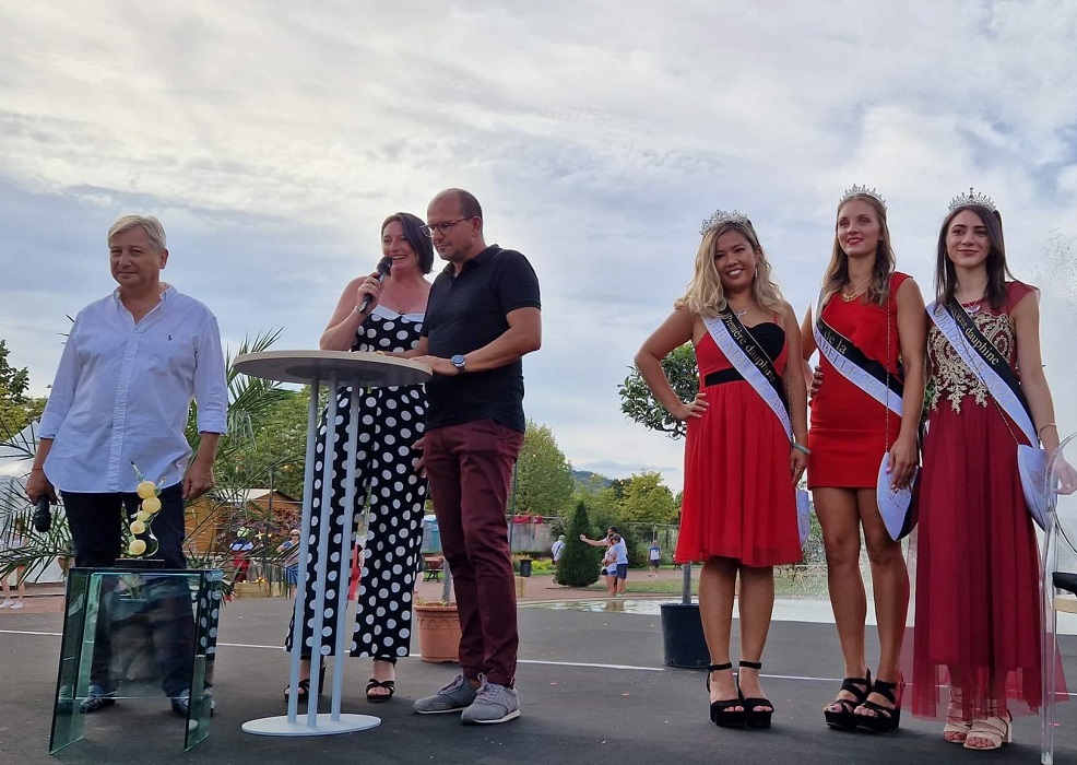 Fête de la mirabelle aout 2022 presentation du trophée en compagnie de la reine et ses dauphines