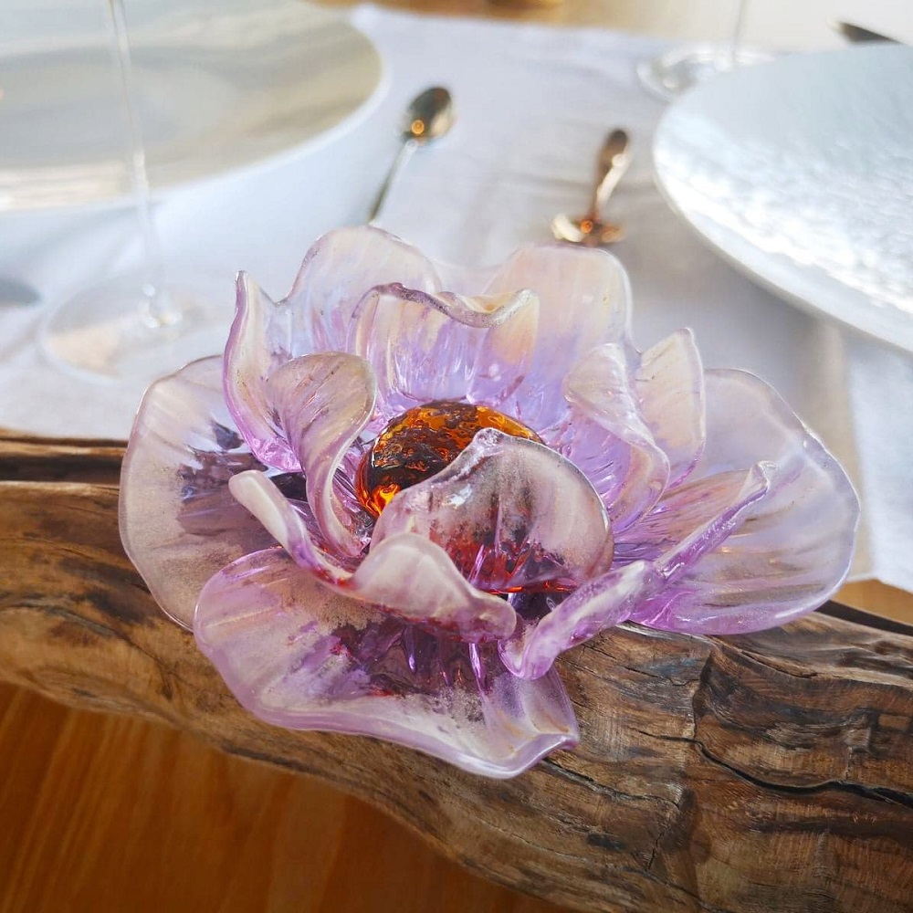 Pivoine Violette et or sur bois sur table dressée