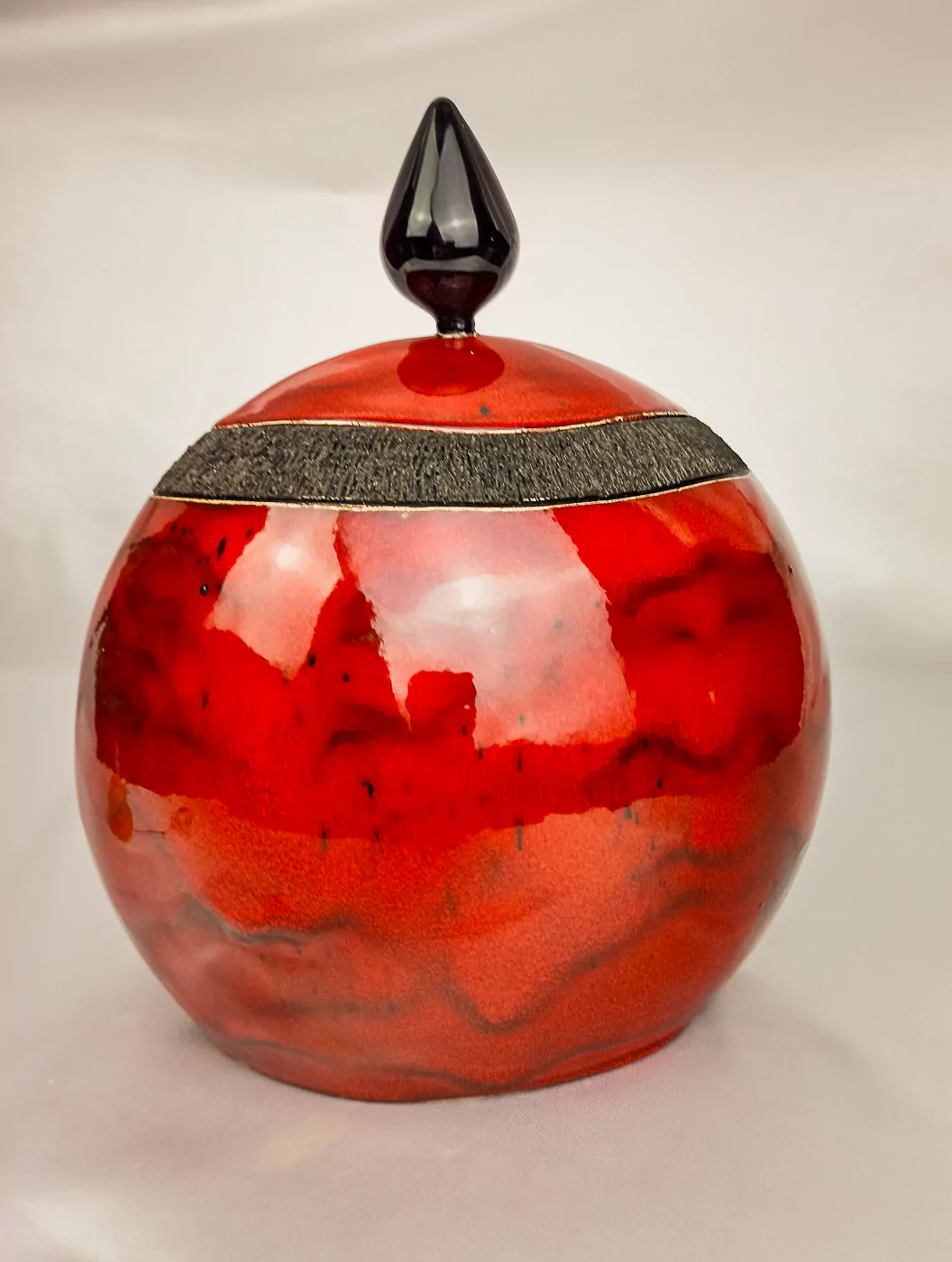 boite rouge ceramique et ornement en verre filé